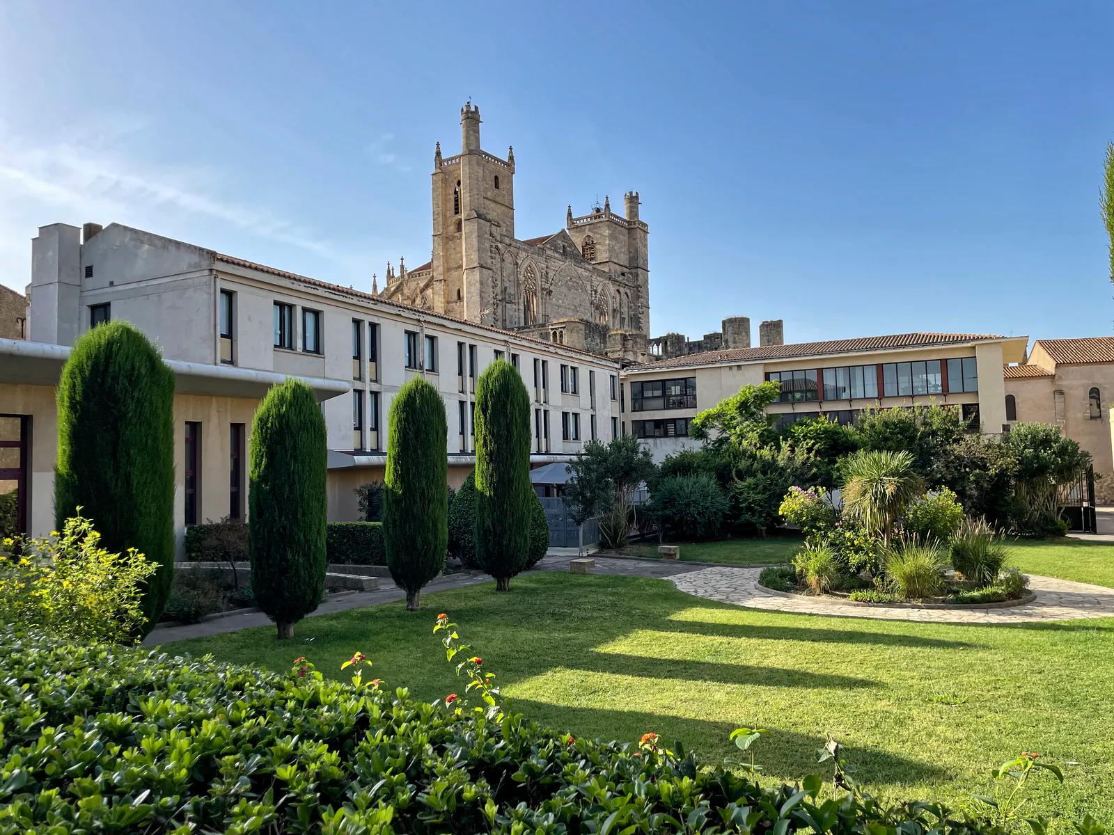 Cathédrale St Just et St Pasteur et jardin